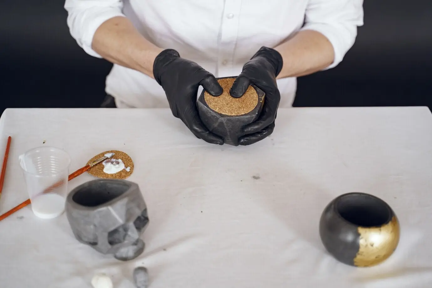 Мужчина в белой рубашке занят работой с цементом.