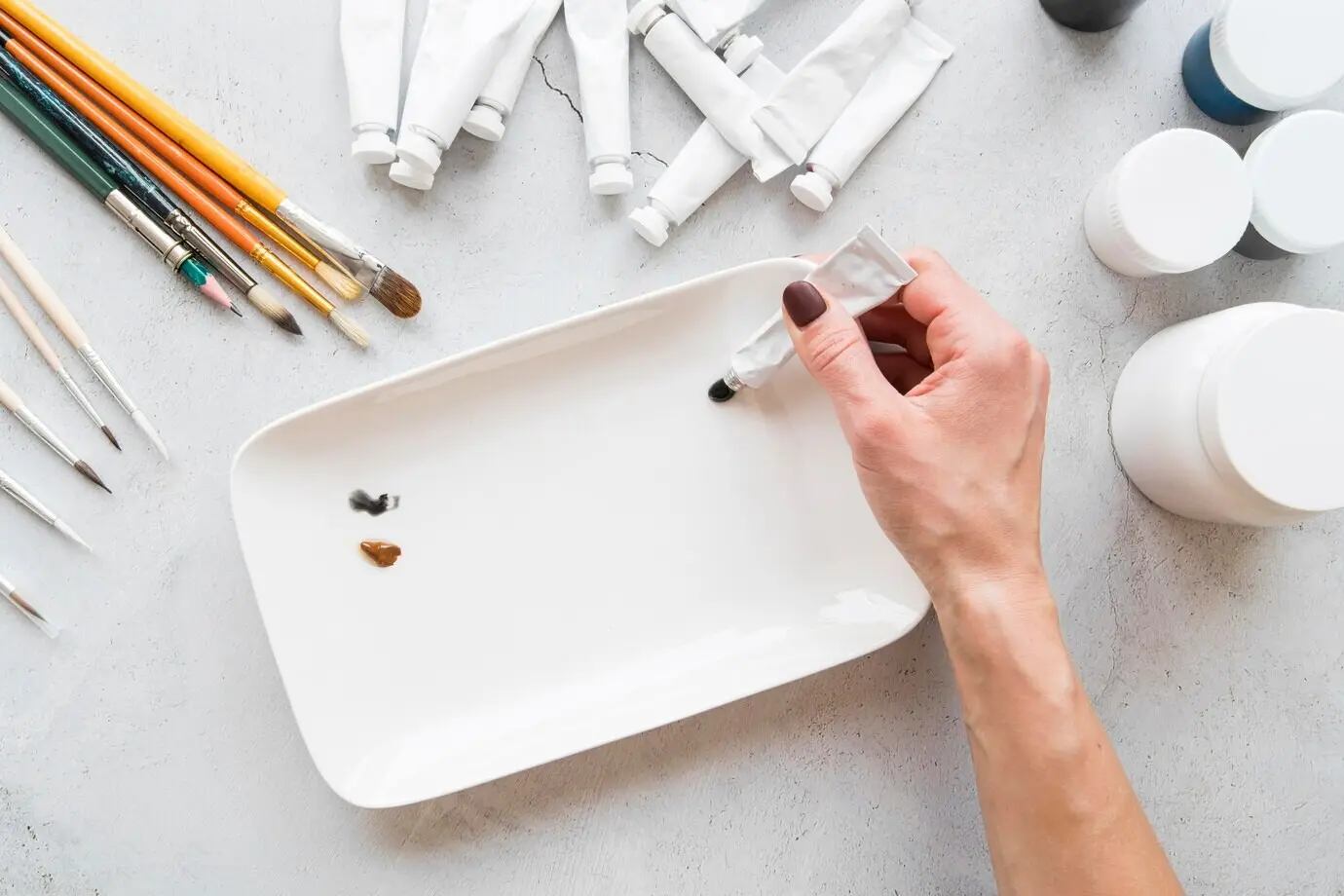 Крупный план руки, держащей емкость с краской